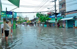 Mưa lớn, nhiều tuyến phố ở TP.HCM chìm trong biển nước