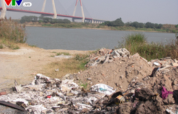Hà Nội: Nhiều vi phạm đổ phế thải xuống sông Hồng tại phường Nhật Tân
