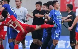 Đội bóng Trung Quốc của Ramires bị đánh hội đồng ngay trên sân