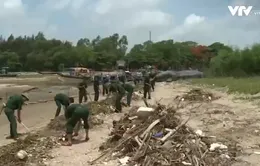 Bộ đội Biên phòng chung tay làm sạch biển Thanh Hóa