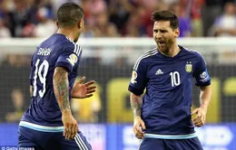 Lập siêu phẩm đá phạt, Messi trở thành chân sút hay nhất lịch sử Argentina