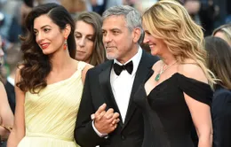 George Clooney nắm chặt tay vợ khi đứng cạnh Người đàn bà đẹp