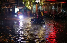 TP.HCM: Nhiều tuyến đường biến thành sông sau cơn mưa