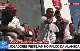 Nani và Renato Sanches trổ tài hát beatbox trong lễ ăn mừng của ĐT Bồ Đào Nha