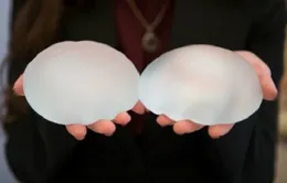 Cô gái không thể làm cảnh sát  vì từng phẫu thuật... nâng "vòng một"