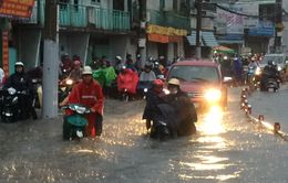 TP.HCM: Mưa lớn 3 giờ đồng hồ gây ngập đường, kẹt xe