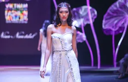 Quán quân Vietnam’s Next Top Model 2014 diện váy nặng 10kg sải bước catwalk