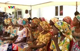 Niềm vui đoàn tụ của các em gái bị Boko Haram bắt cóc