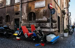 Thích thú với dàn xe Lego phóng to đổ bộ thành Rome