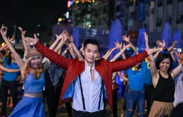 Phạm Hồng Phước gây chú ý với màn nhảy flashmob trong MV "Việt Nam đi, hôn và yêu"