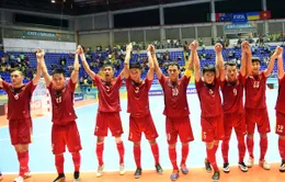 Chủ tịch VFF Lê Hùng Dũng chúc mừng ĐT Futsal Việt Nam sau kỳ tích tại World Cup