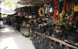 Thu giữ hàng ngàn phụ tùng ô tô cũ tại chợ “Trời” Hà Nội