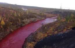 Nước sông tại Siberia chuyển màu đỏ như máu