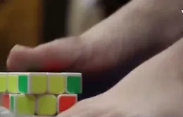 Thi xoay rubik bằng… chân