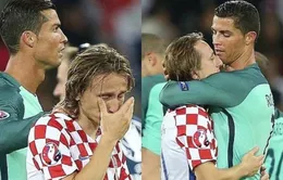 Modric khóc ngất vì bại trận, "soái ca" Ronaldo vỗ về an ủi