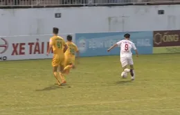 VIDEO: Van Bakel sai lầm, Văn Toàn ghi bàn ấn tượng giúp HAGL dẫn FLC Thanh Hoá 2-0