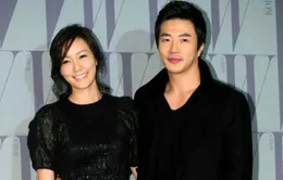 Kwon Sang Woo khoe ảnh ôm vợ tình cảm