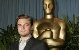 Leonardo DiCaprio “lướt” qua tượng Oscar như thế nào?