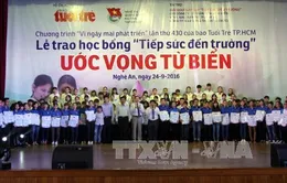 Tặng học bổng cho tân sinh viên vượt khó khu vực Bắc Trung Bộ