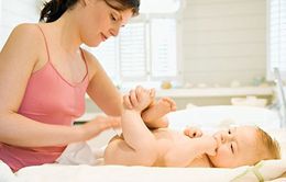 Massage cho trẻ sơ sinh - nên hay không?