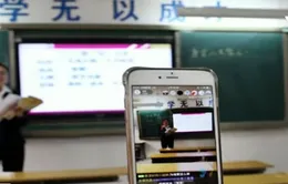 Giáo viên phát video trực tuyến dạy học sinh tại Trung Quốc