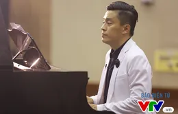 Lam Trường vừa chơi piano vừa hát "Tình thôi xót xa" khiến fan tan chảy