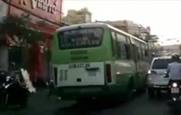 Xe bus lấn làn vượt ẩu, va chạm với người điều khiển xe máy