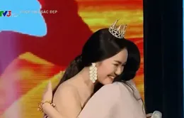 Gala Phép màu sắc đẹp: Lý Nhã Kỳ xúc động ôm bản sao, tặng chương trình 1 tỷ đồng