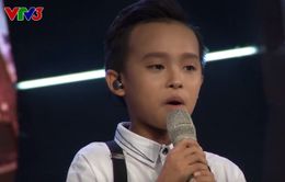 Hồ Văn Cường tự tin hát "chay" trên sân khấu Vietnam Idol