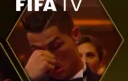 Phản ứng bất ngờ của Ronaldo khi Messi nhận Quả bóng Vàng 2015