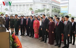 Chủ tịch nước dâng hoa tại Tượng đài Chủ tịch Hồ Chí Minh ở Singapore