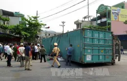 Xe container mất lái lật ngang đường, 1 người tử vong