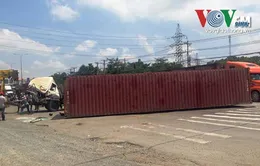 Hà Nội: Vào cua gấp, xe container lật nhào, tài xế thoát chết