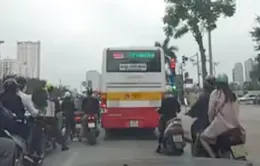 Yêu cầu làm rõ hành vi lái xe bus thiếu văn hóa, vi phạm ATGT