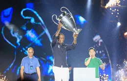 Ảnh: Cúp bạc UEFA Champions League và Clarence Seedorf ở Hà Nội