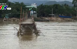 Lũ cuốn trôi cầu gỗ bắc qua sông Cái ở Nha Trang