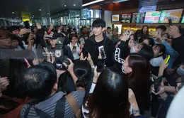 Taecyeon (2PM) bất ngờ xuất hiện ở sân bay Nội Bài