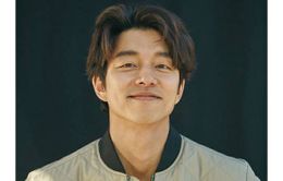 Gong Yoo "đốn tim" fan bởi vẻ bụi bặm, phóng khoáng