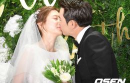 Tài tử Joo Sang Wook hôn vợ say đắm trong lễ cưới