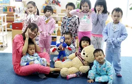 Các bé mẫu giáo ngộ nghĩnh mặc đồ ngủ… đi học
