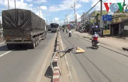 TP.HCM: Cột biển báo giao thông quật trúng người đi đường gây thương tích nghiêm trọng