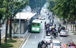 Lượng khách đi BRT không giảm trong ngày đầu bán vé