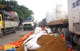 Đồng Nai: Hàng tấn nguyên liệu cám đổ tràn, Quốc lộ 51 ùn tắc