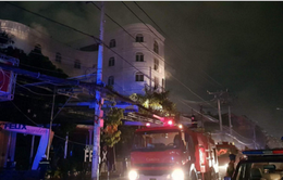 Giải cứu 7 người mắc kẹt trong đám cháy quán karaoke ở TP.HCM