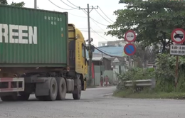 Xe container tung hoành trong giờ cấm