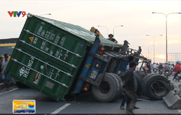 TP.HCM: Thùng container lật ngang cầu, giao thông tê liệt