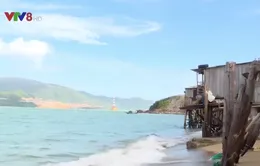Nhà dân dọc biển Nha Trang bị đe dọa bởi sóng lớn