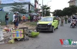 TP.HCM: Xe hơi, xe máy rượt đuổi nhau, lao vào đám đông ven đường