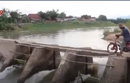 Người dân liều mình băng qua đập tràn dù biết nguy hiểm