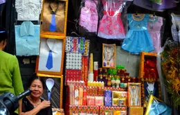 Hàng Mã náo nhiệt với đủ loại mặt hàng phục vụ Rằm tháng 7